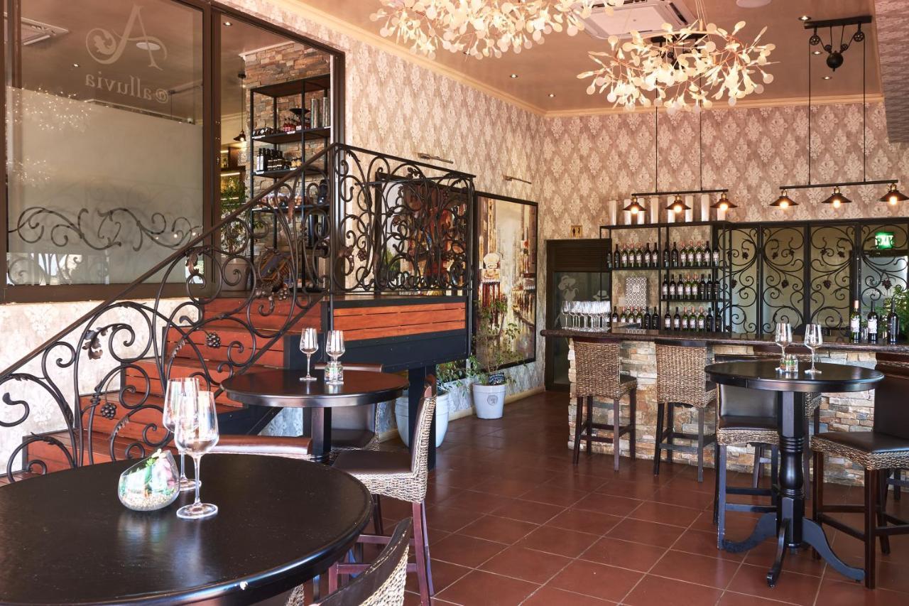 Alluvia Boutique Winery & Luxury Accommodation Стелленбос Екстер'єр фото The interior of the wine bar