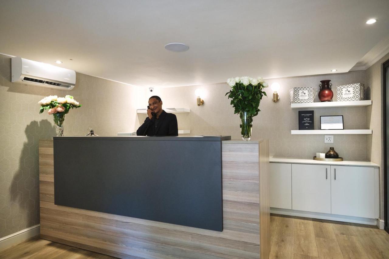 Alluvia Boutique Winery & Luxury Accommodation Стелленбос Екстер'єр фото Reception desk at a hotel
