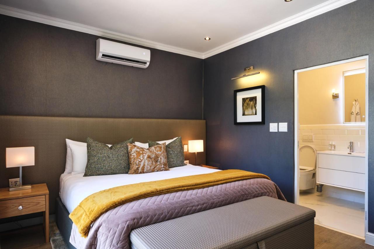 Alluvia Boutique Winery & Luxury Accommodation Стелленбос Екстер'єр фото A bedroom at the Cape Heritage
