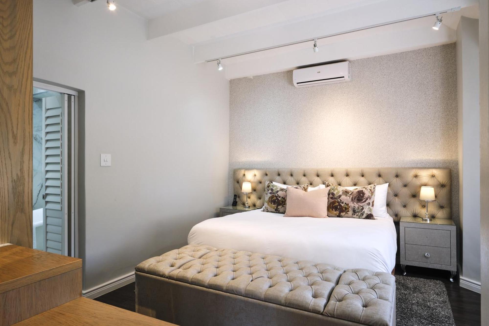 Alluvia Boutique Winery & Luxury Accommodation Стелленбос Номер фото A bedroom at the Cape Heritage