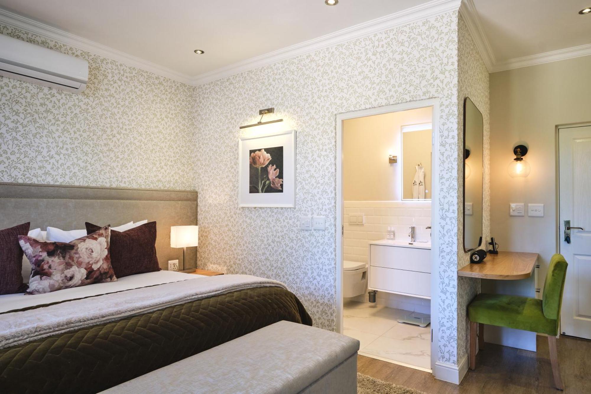 Alluvia Boutique Winery & Luxury Accommodation Стелленбос Номер фото A bedroom at the Cape Heritage