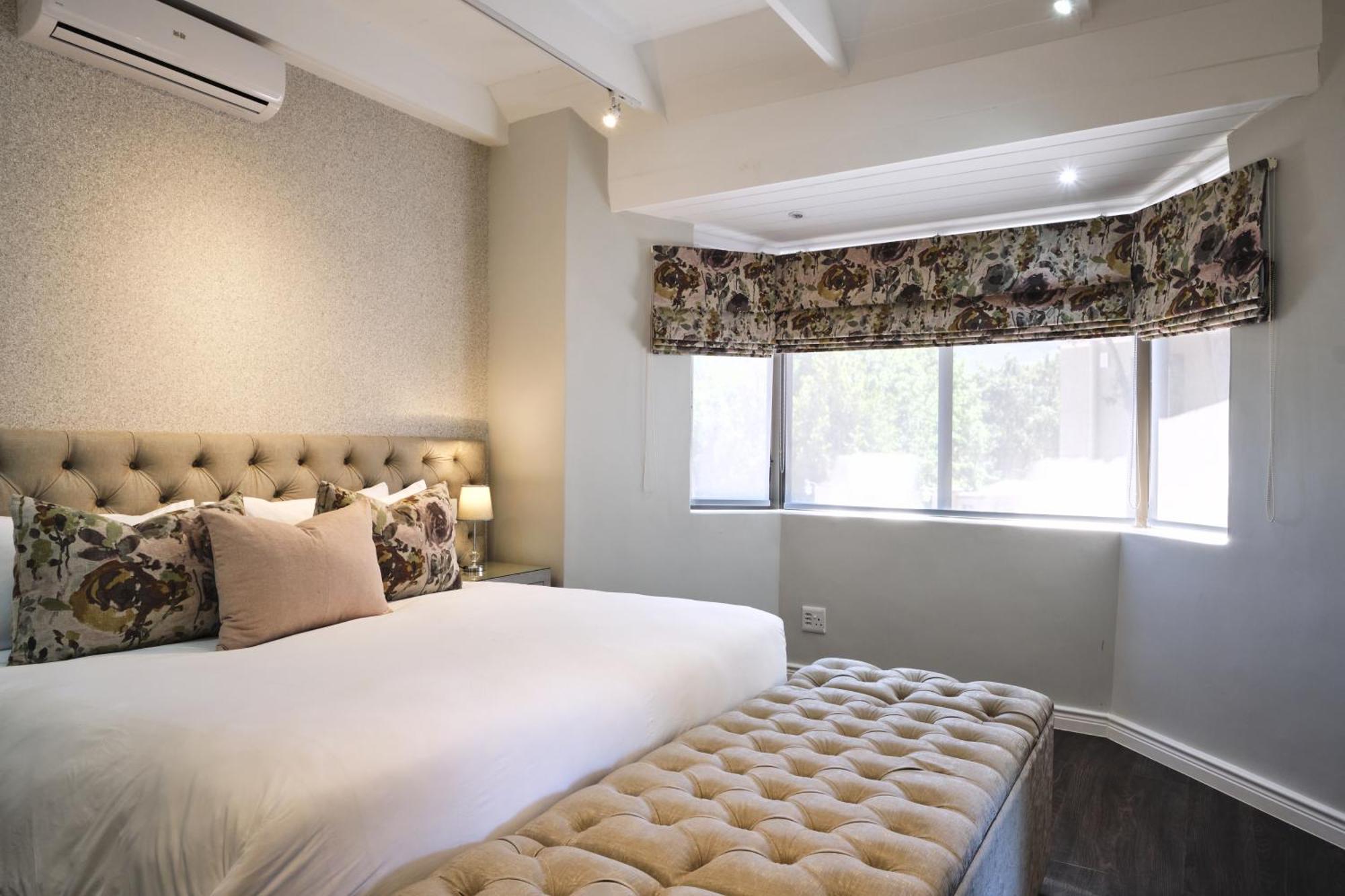 Alluvia Boutique Winery & Luxury Accommodation Стелленбос Номер фото A bedroom with a window valance