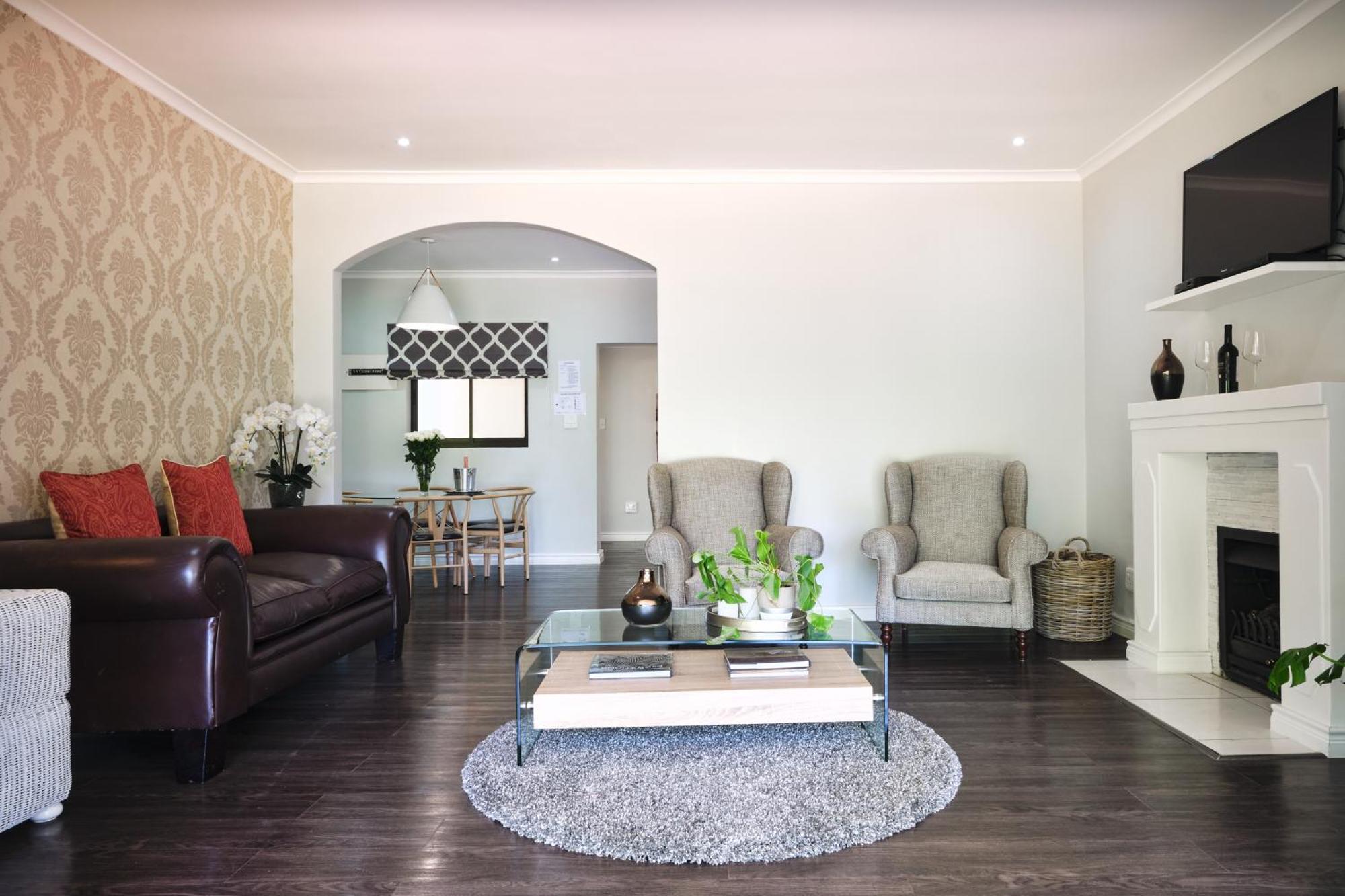 Alluvia Boutique Winery & Luxury Accommodation Стелленбос Номер фото A living room in a house
