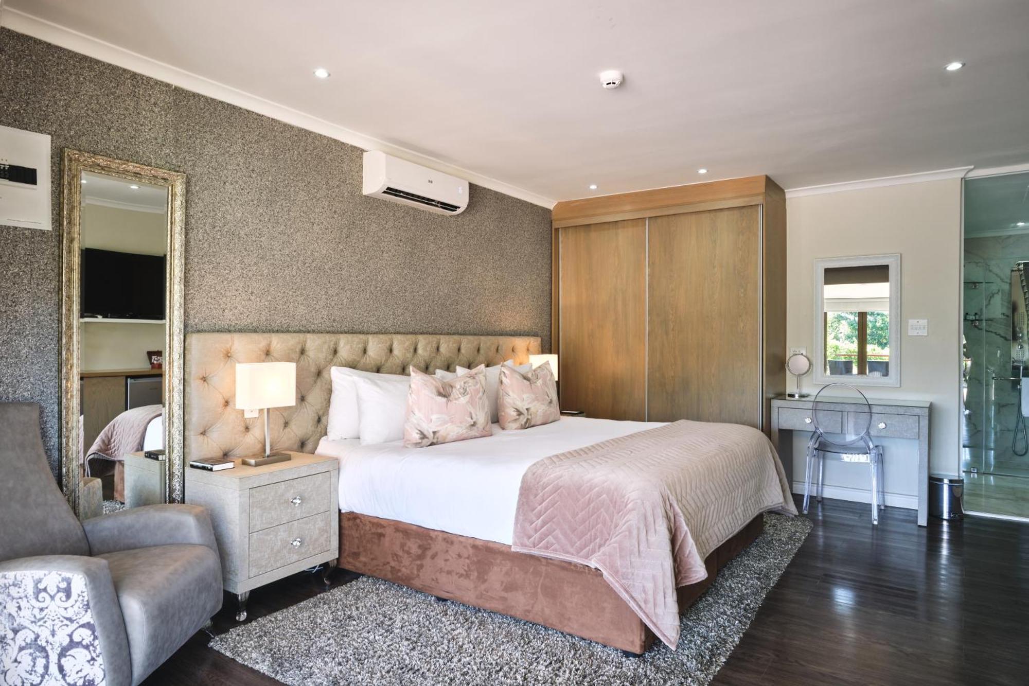 Alluvia Boutique Winery & Luxury Accommodation Стелленбос Номер фото A bedroom at the Cape Heritage