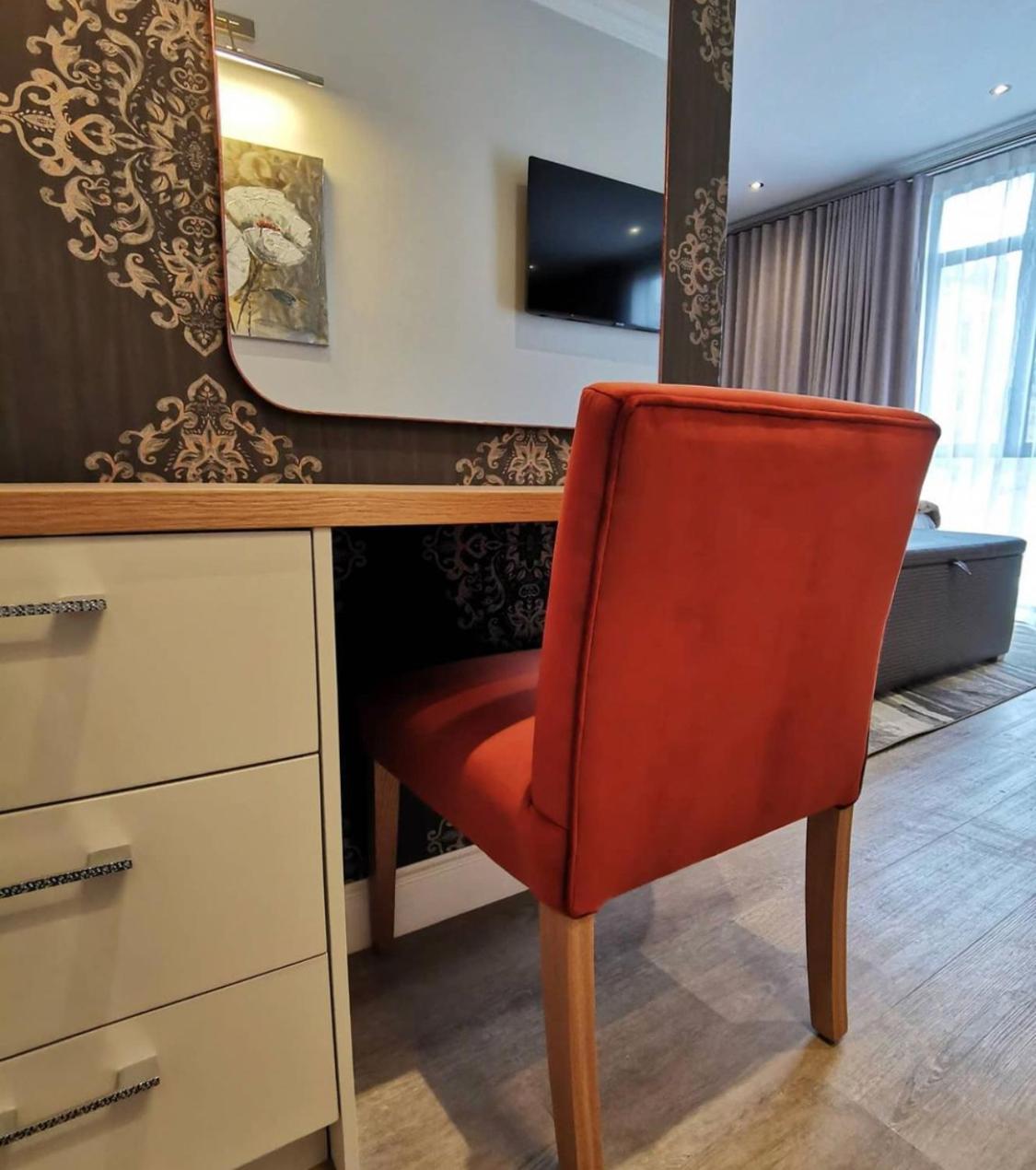 Alluvia Boutique Winery & Luxury Accommodation Стелленбос Номер фото A chair